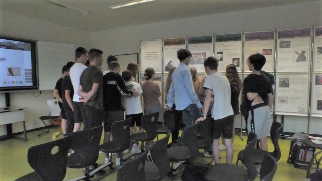 k_2.klasse_8c_vor_den_tafeln.jpg
